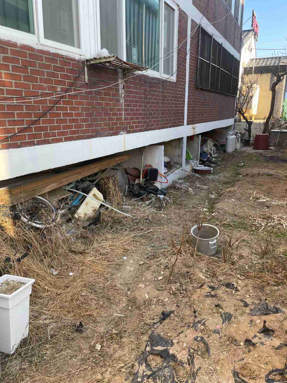 백암면 강림빌라 외벽누수 현장 - 건물 기초부 및 외벽 하단 균열 점검