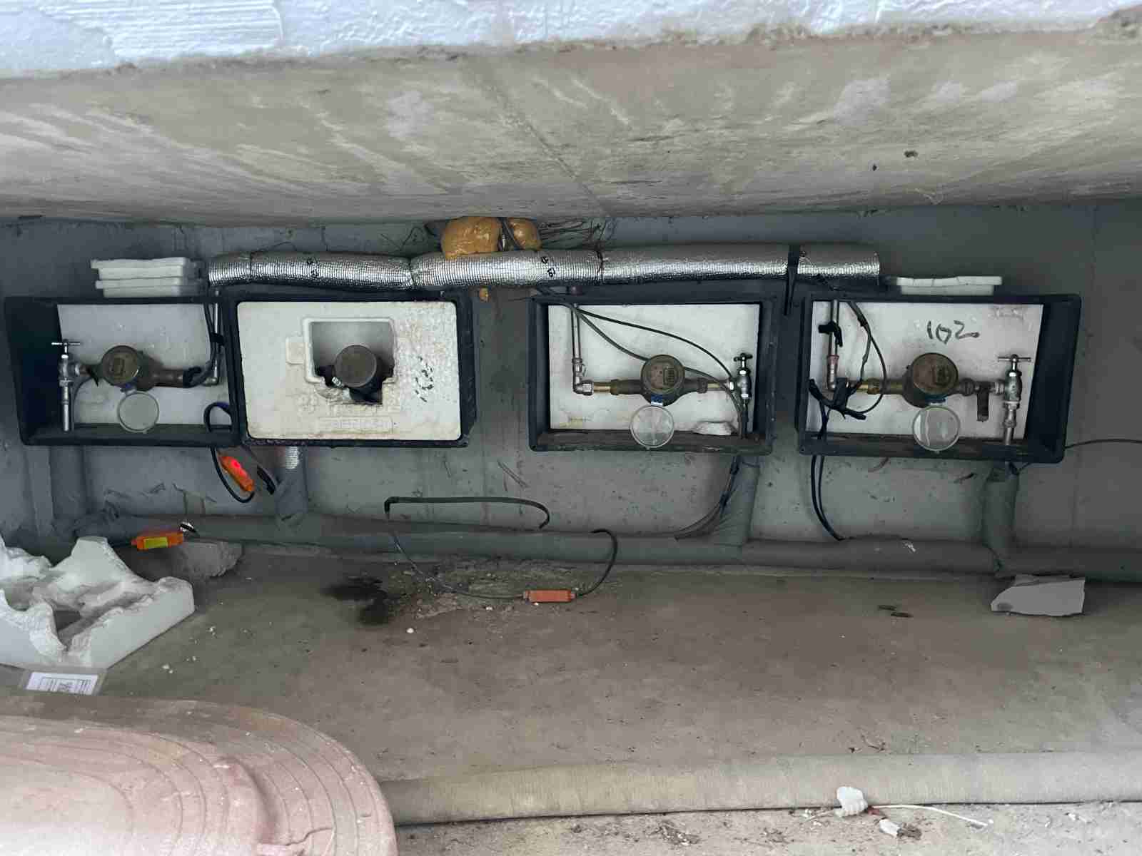 백암면 강림빌라 수도계량기함 점검 - 각 세대 배관 연결 상태 확인