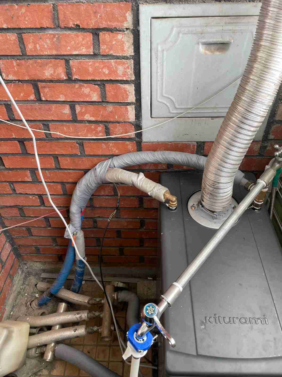 백암면 강림빌라 귀뚜라미 기름보일러 외벽 배관 관통부 누수 점검