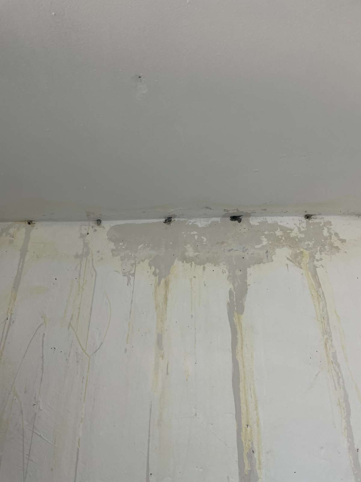 백암면 강림빌라 외벽누수로 인한 실내 벽면 물 흘러내림 자국