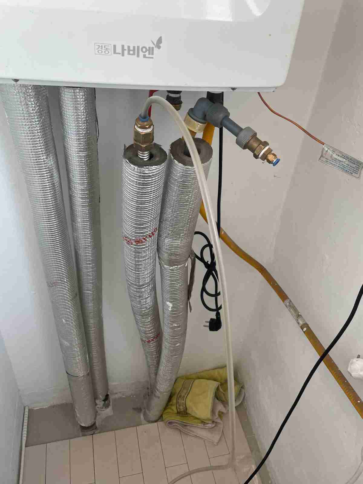 백암면 강림빌라 실내 경동 나비엔 보일러 하부 배관 보온재 점검