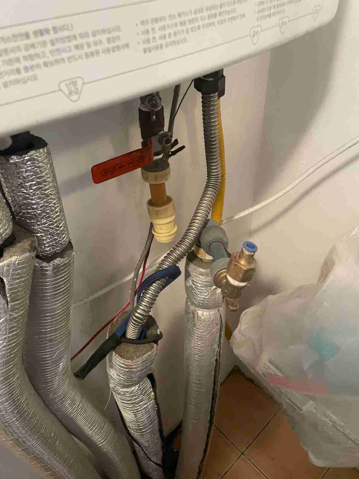 보일러 하부 배관 연결 상태