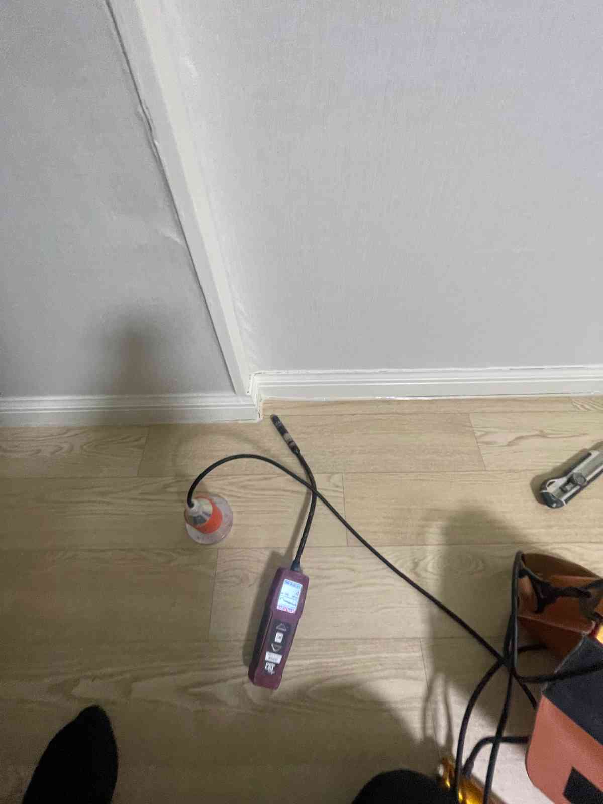 전자식 누수 탐지 장비 사용