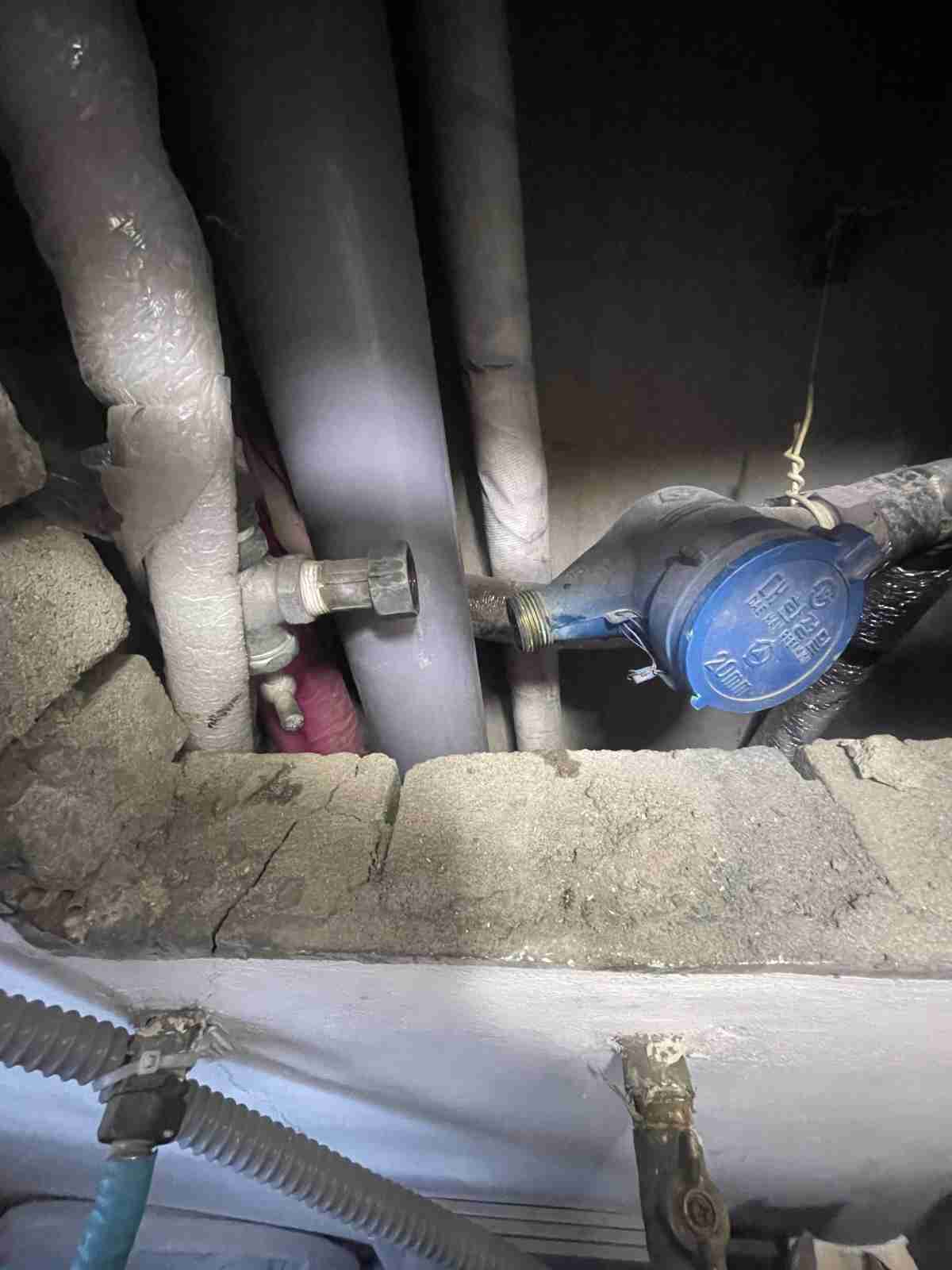 천장 내부 계량기 및 배관