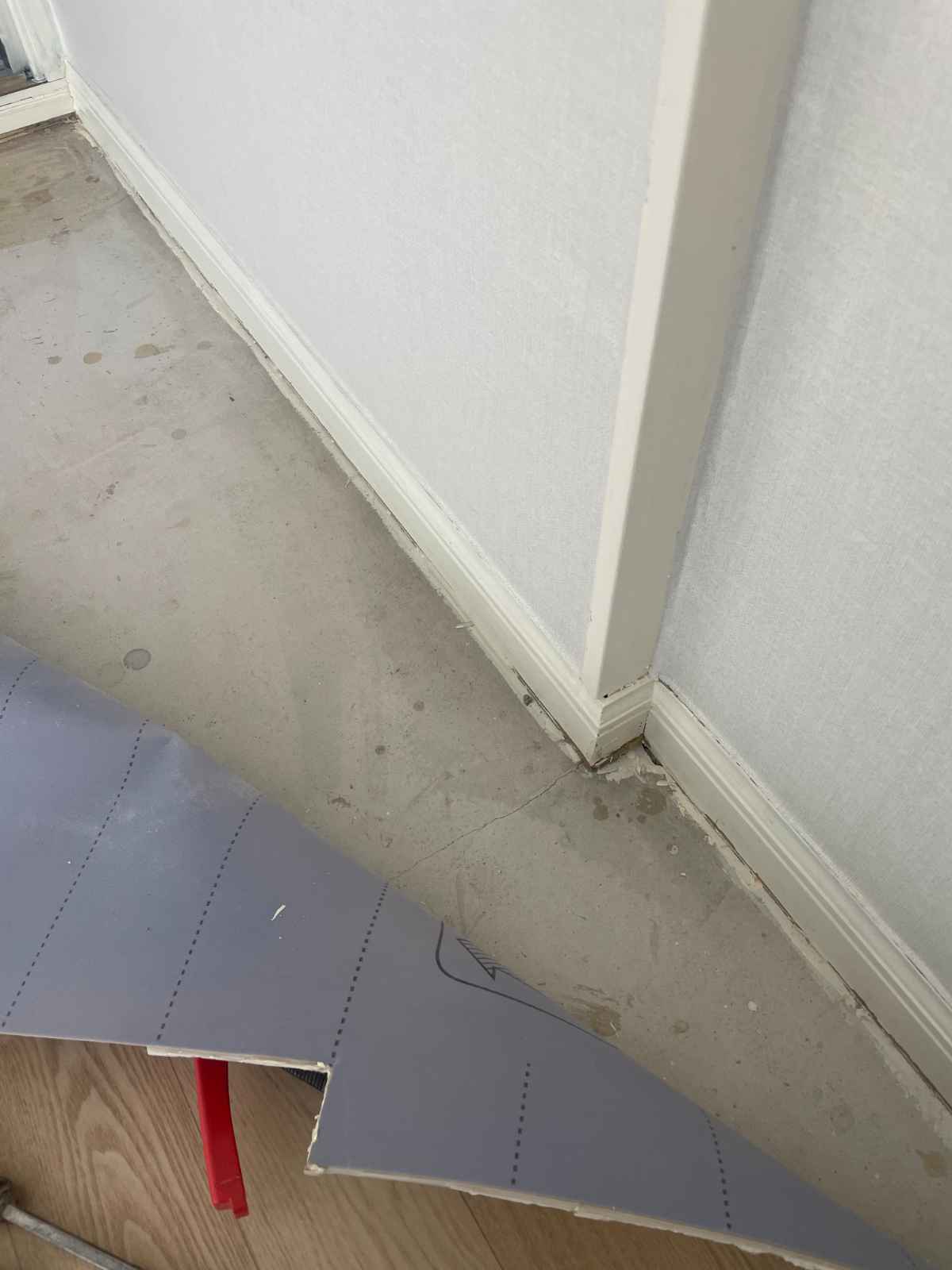 바닥재 철거 후 수분 자국