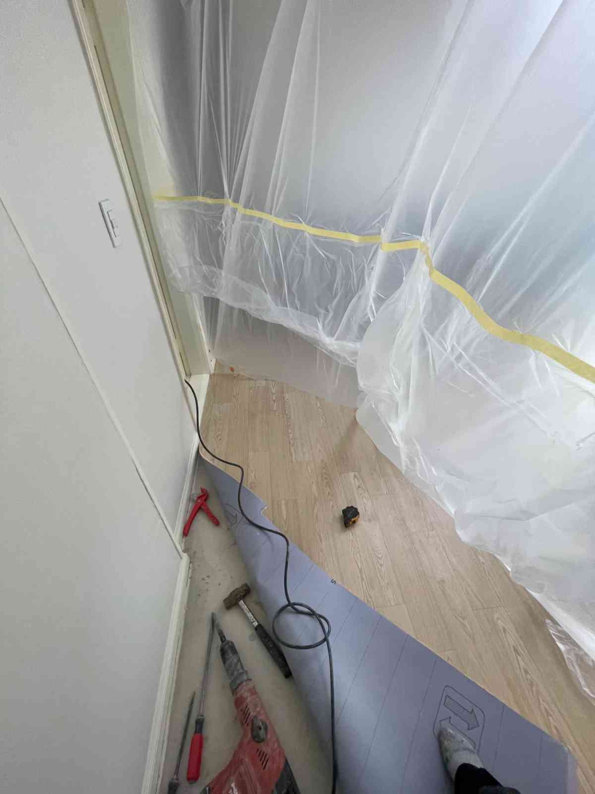 비닐 시트 보호 및 작업 준비