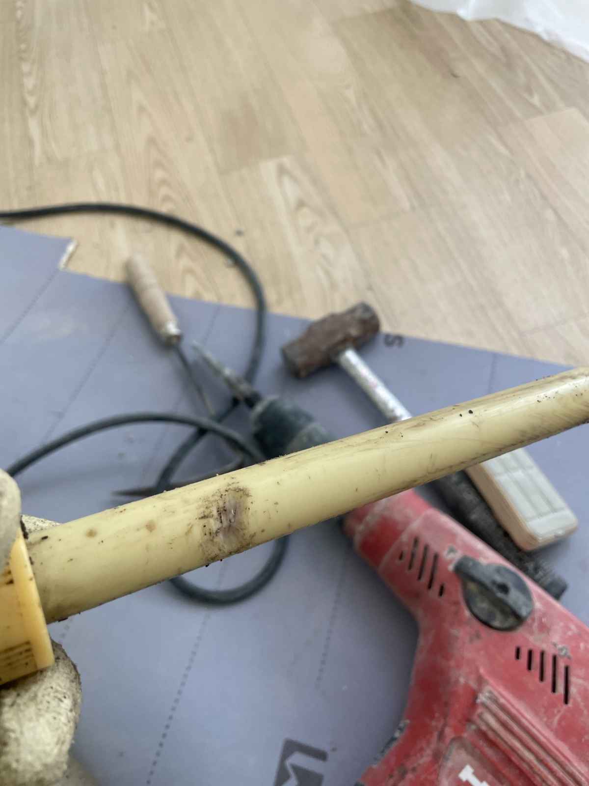 제거한 PB배관 변색 확인