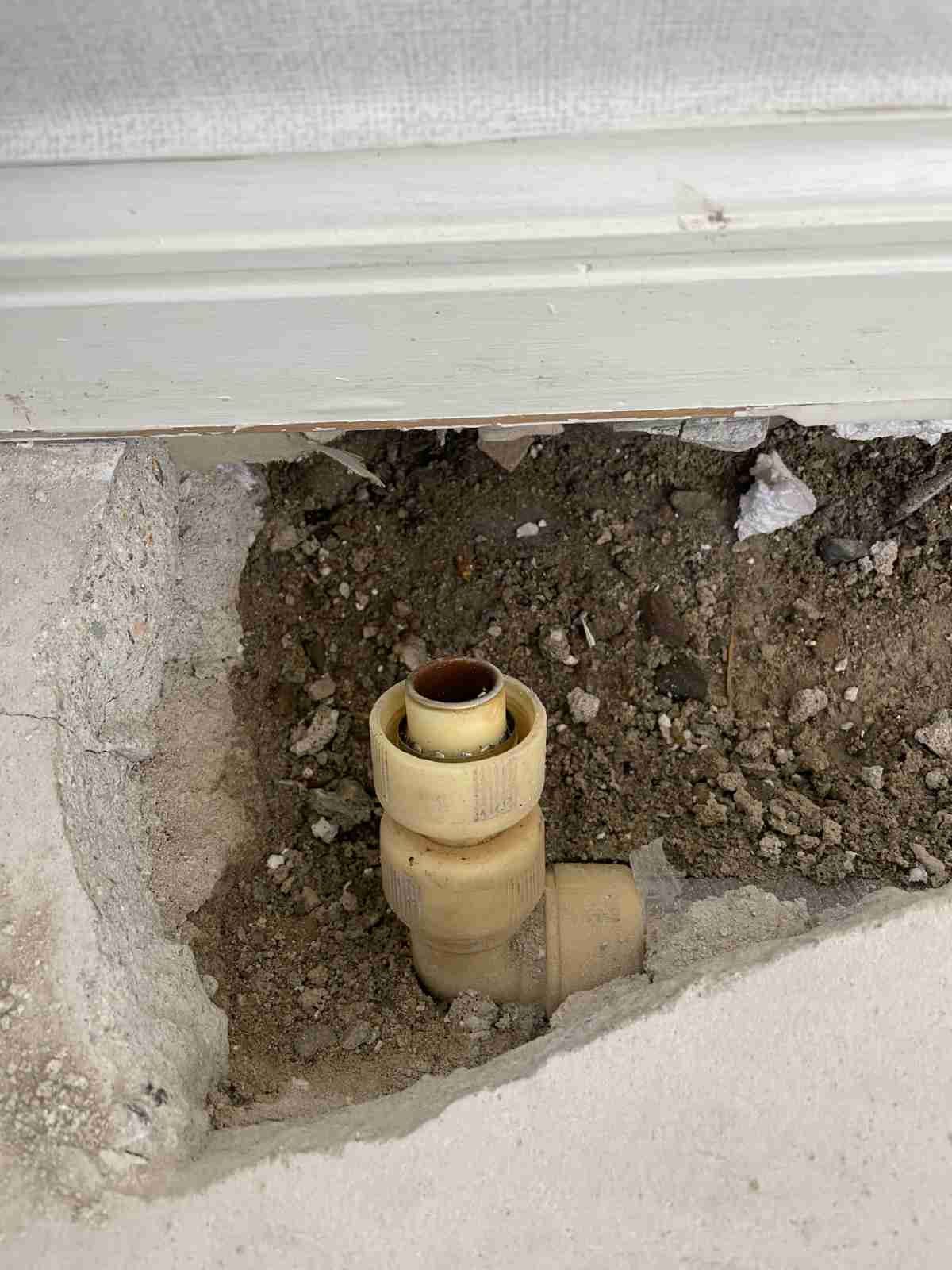 PB배관 엘보 피팅 노출