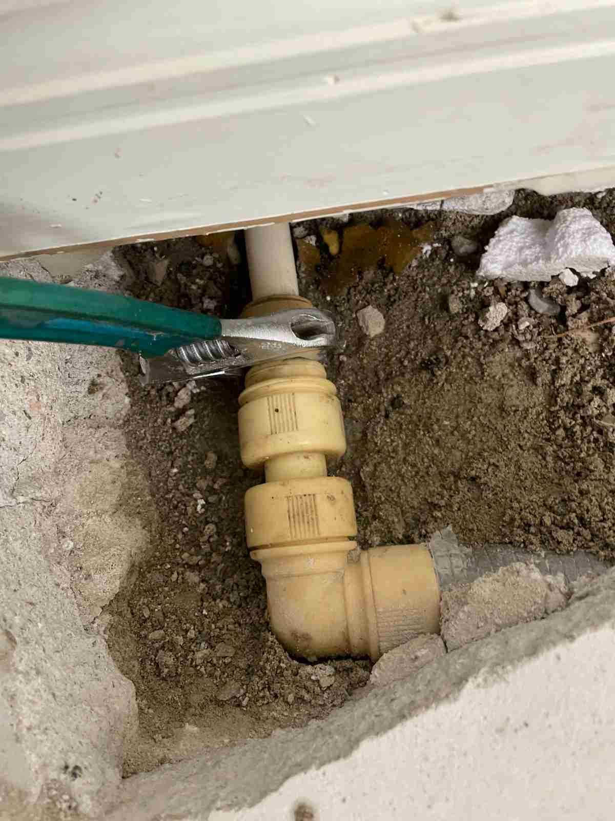 렌치로 피팅 교체 작업