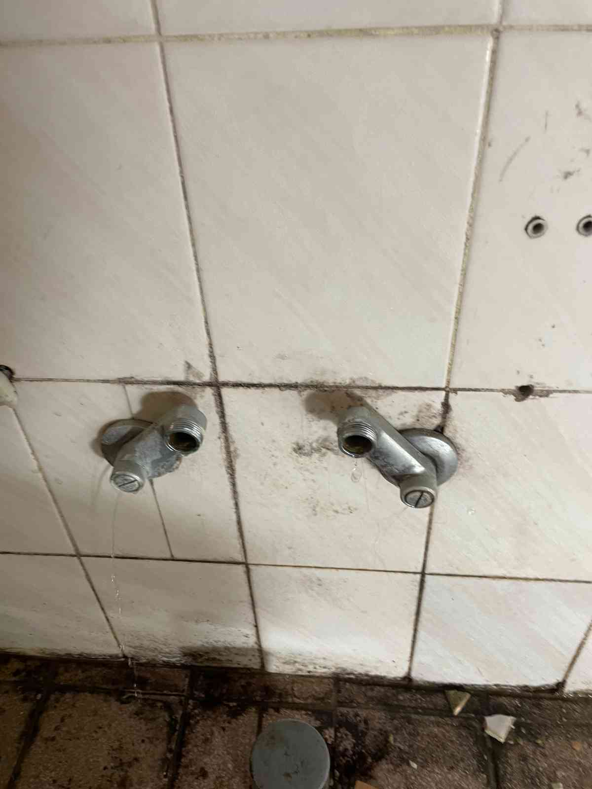 수전 분리 후 급수 배관 출구 누수 확인