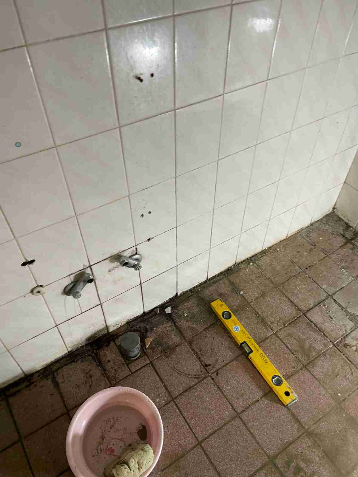 작업 현장 전경 수평기 모르타르 준비