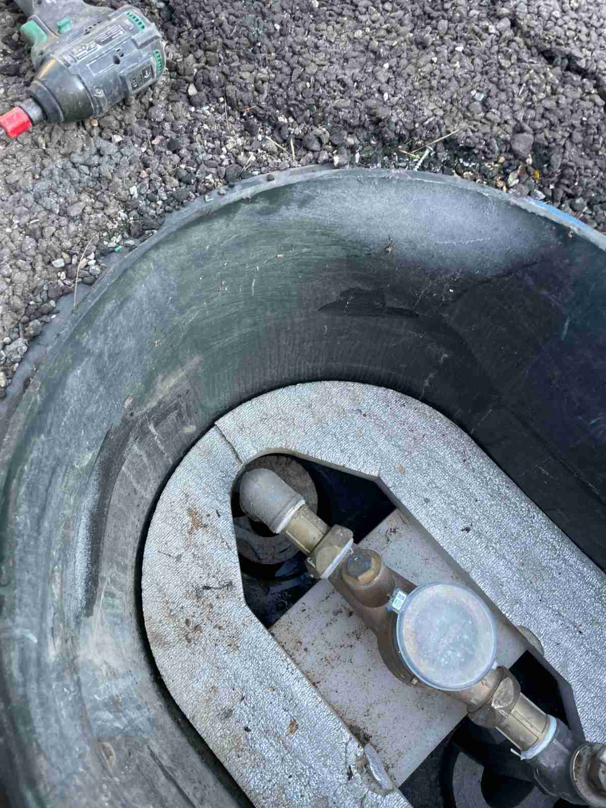 수도 계량기함 내부 점검