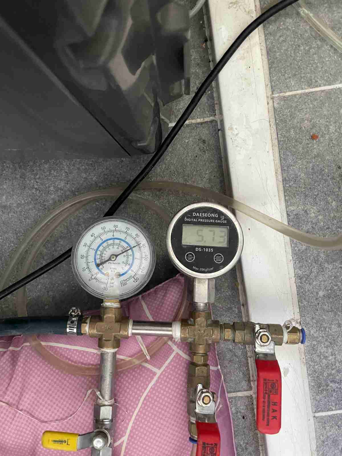 디지털 수압 게이지로 배관 압력 테스트