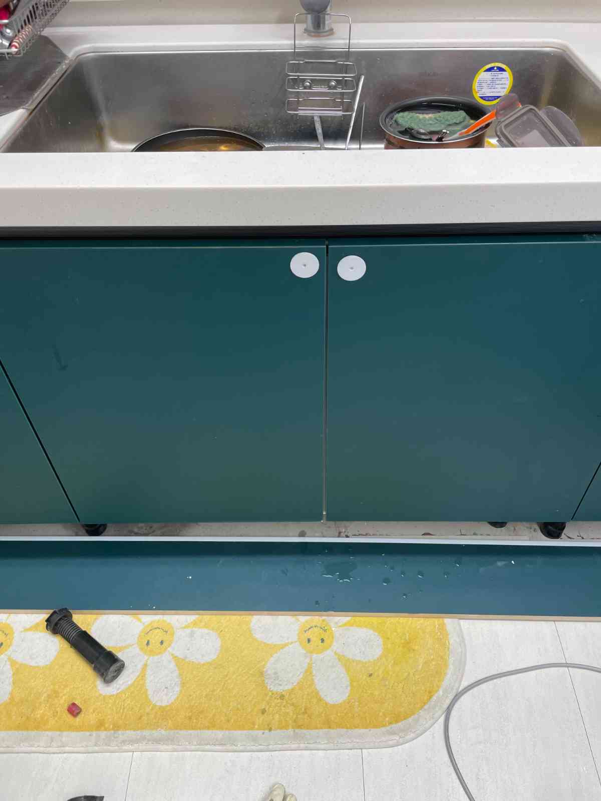 싱크대 하부 패널 아래 물기 자국