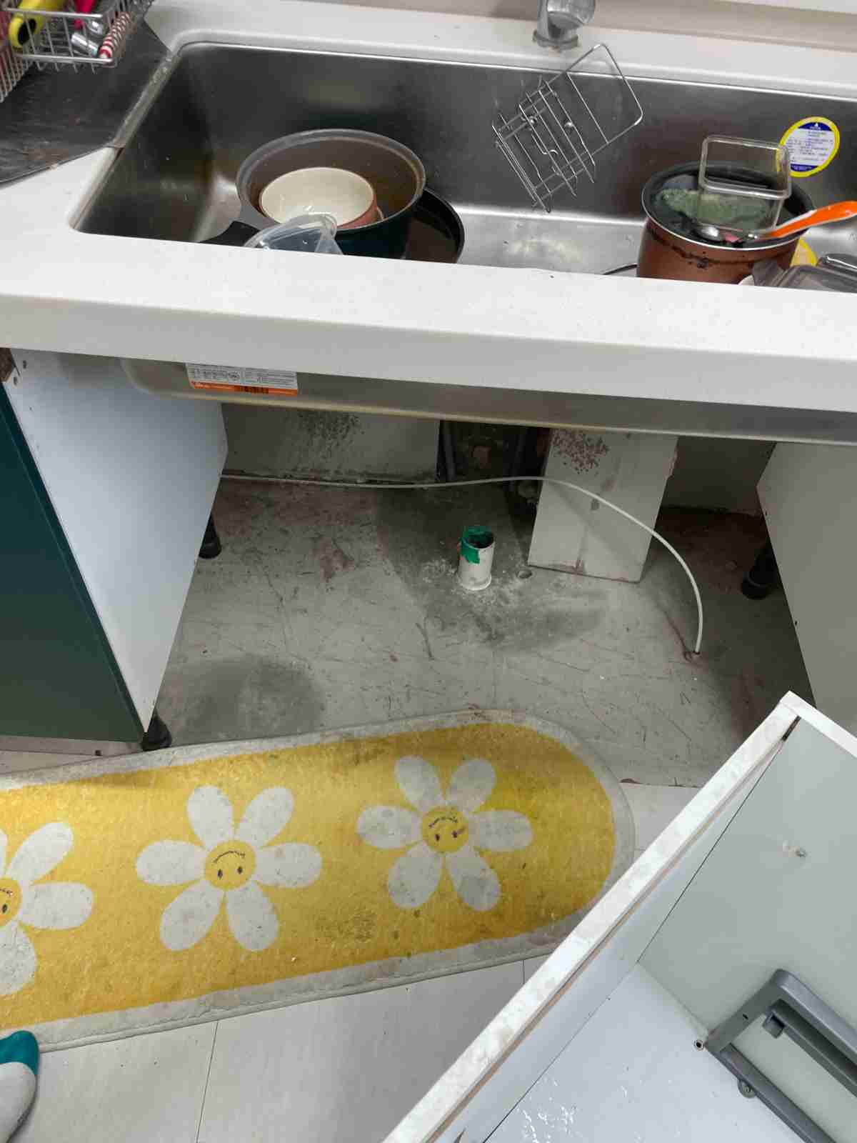 싱크대 하부 내부 개방 상태