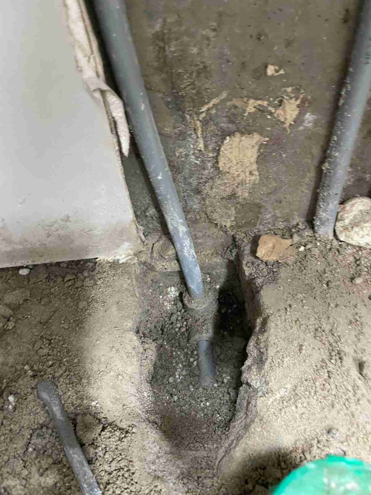 바닥 배관 연결부 상태