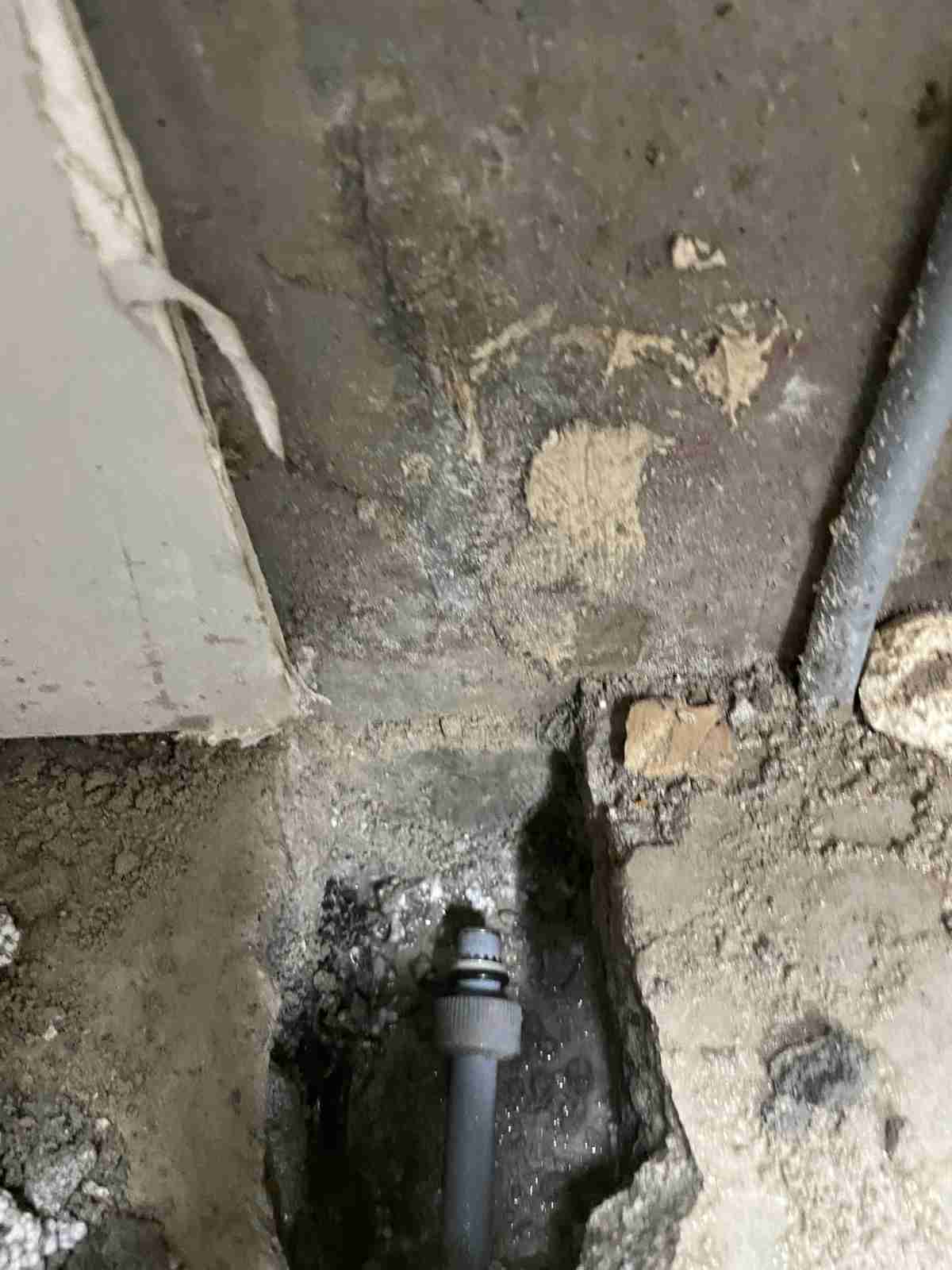 바닥 관통부 배관 상태