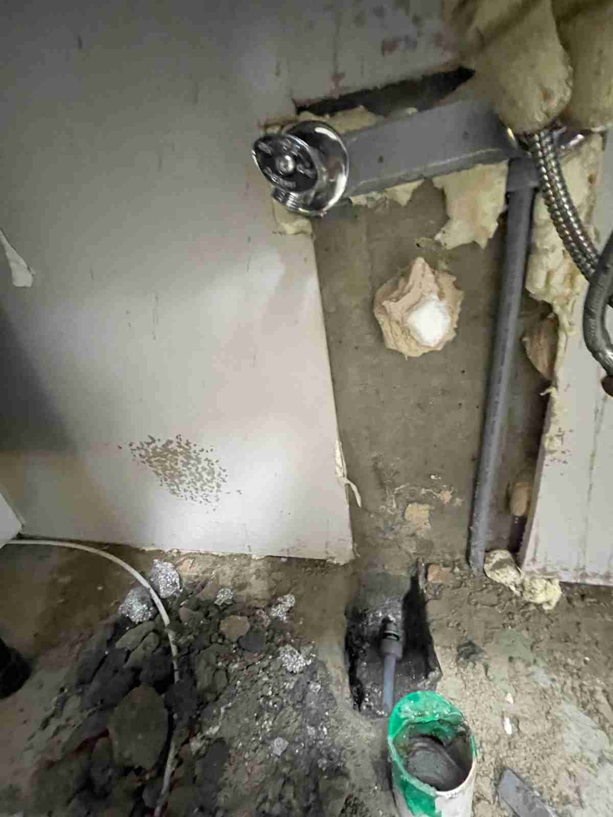 급수 밸브 및 배관 연결부 점검