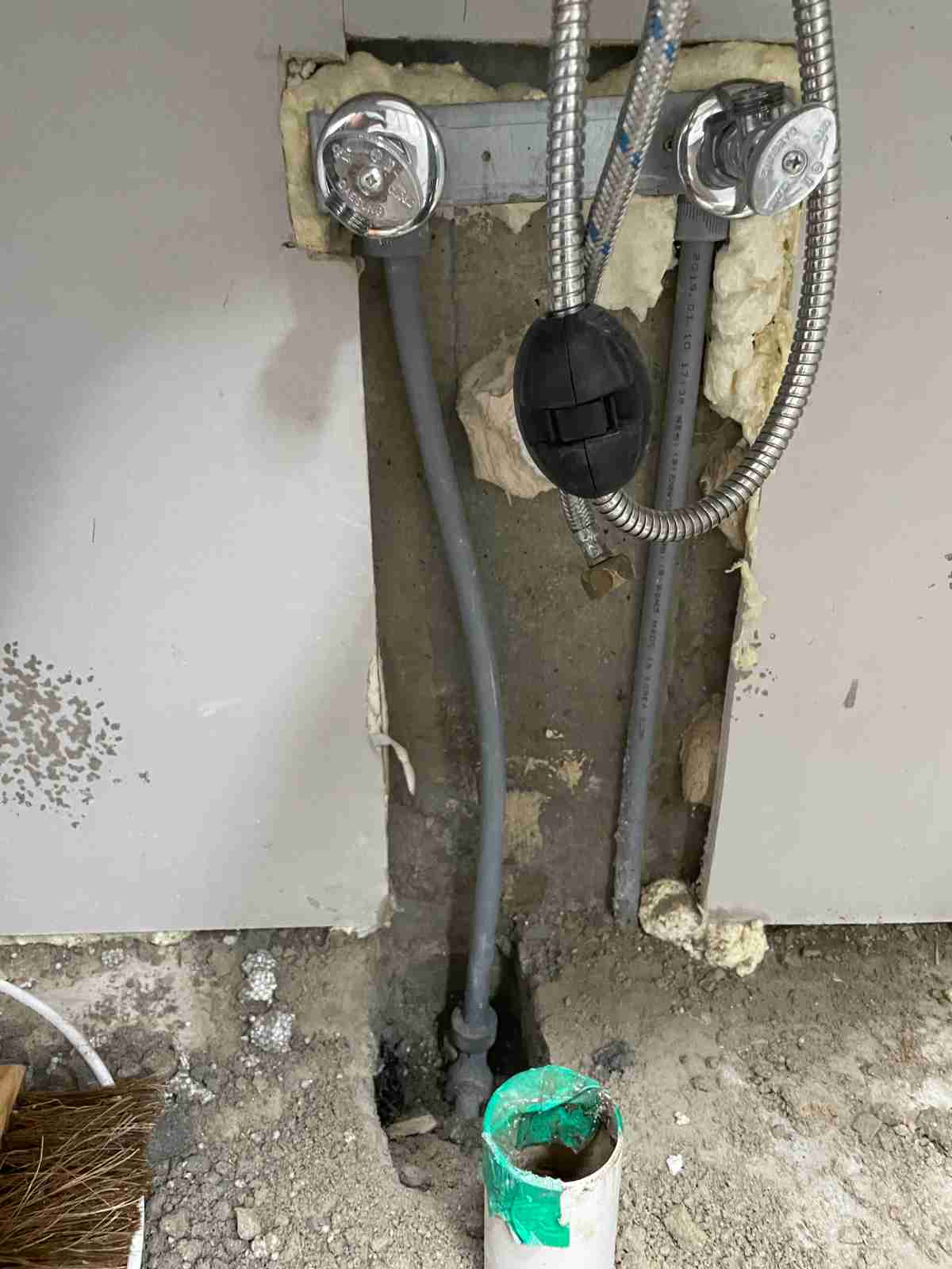 냉온수 배관 및 플렉시블 호스 전체 노출