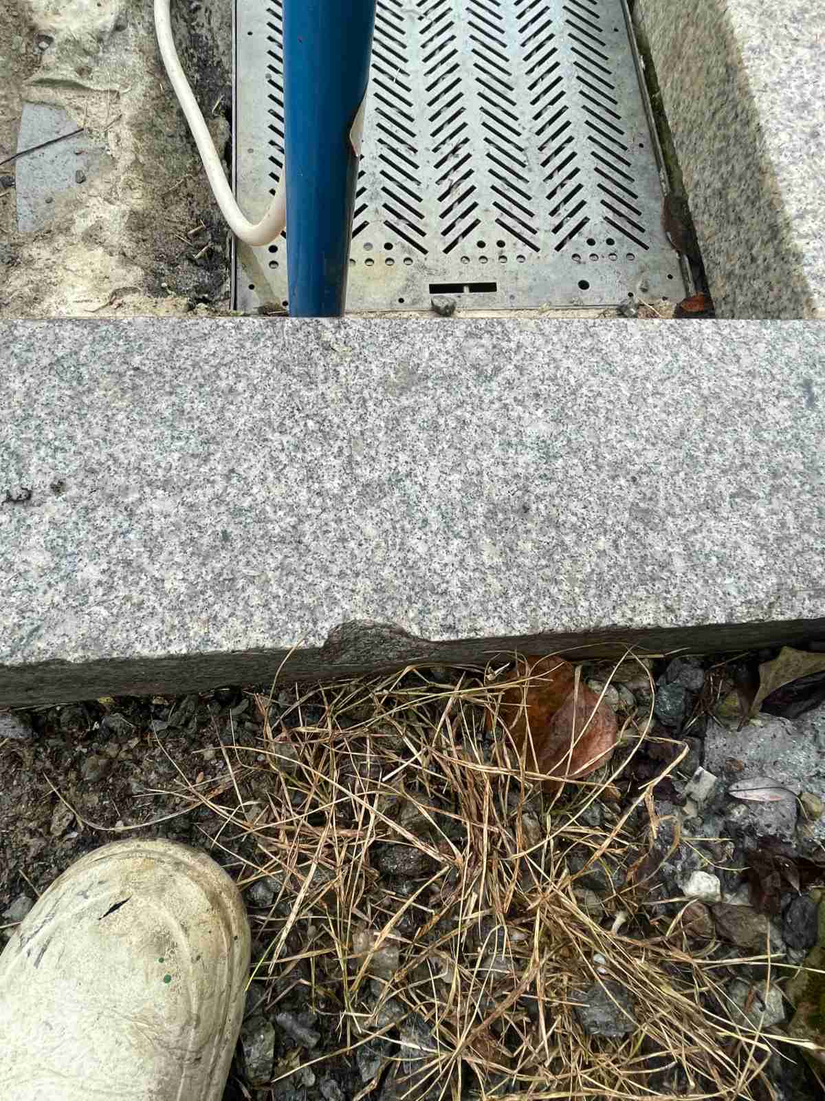 처인구 타운하우스 부동전 배수 그레이팅 및 배관 접속부 클로즈업