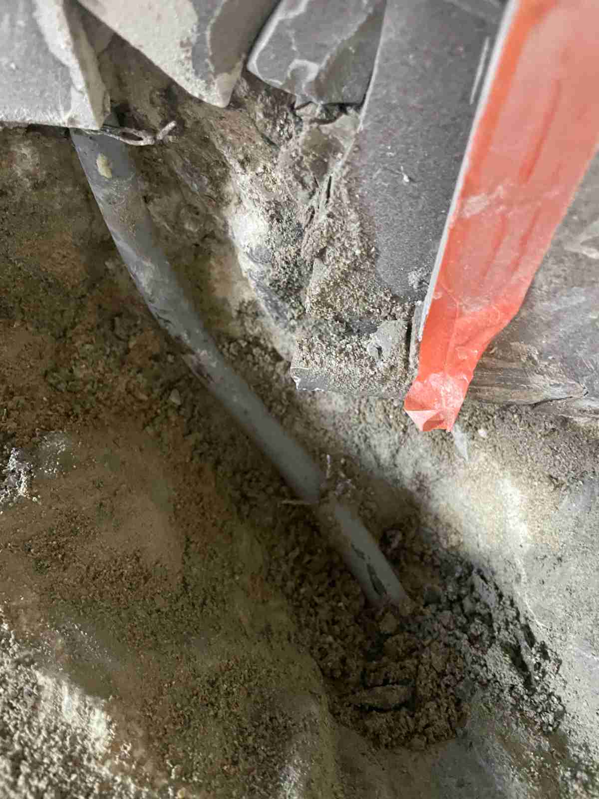 용인 기흥구 장미마을 래미안 아파트 타일 절개 후 노후 배관 노출