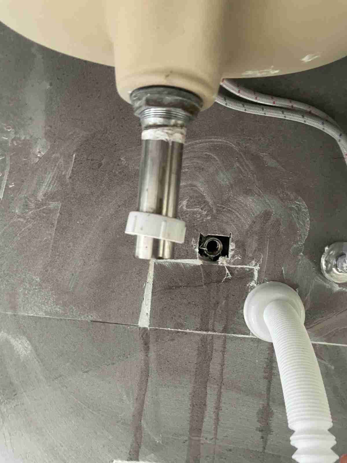 용인 기흥구 장미마을 래미안 아파트 배수관 연결부 클로즈업