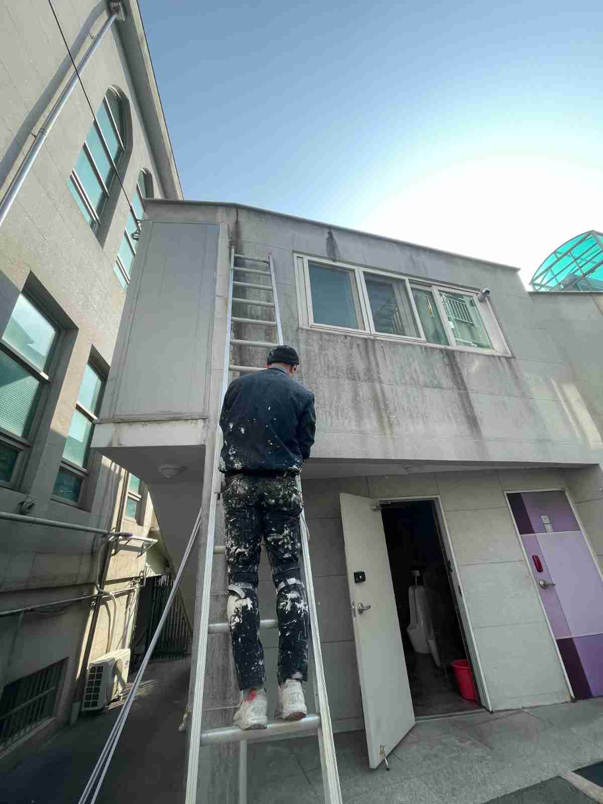 기흥구 마북동 상가 외벽 방수 작업 - 사다리 이용 옥상 접근