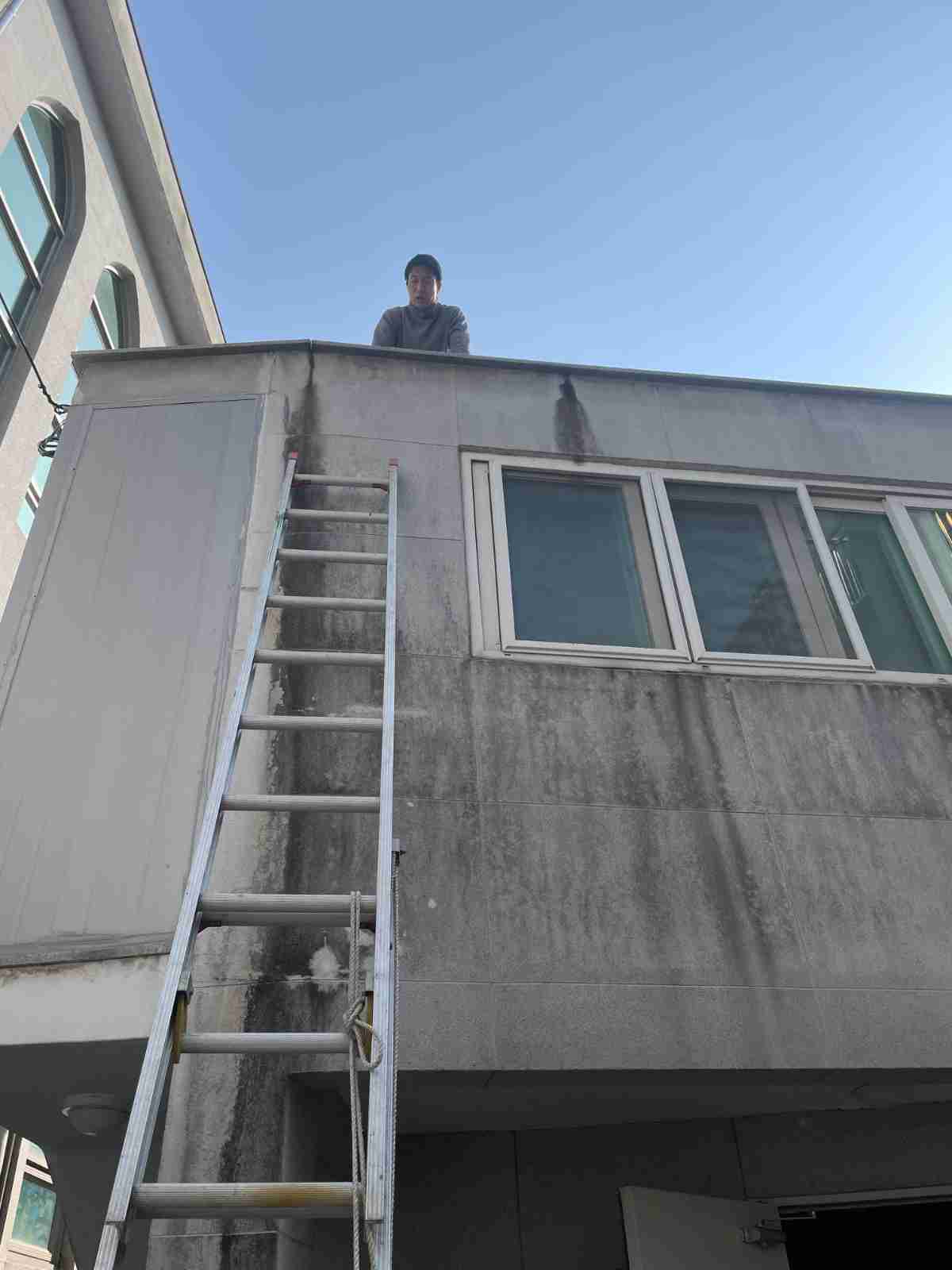 기흥구 마북동 상가 옥상에서 외벽 상태 확인하는 작업자