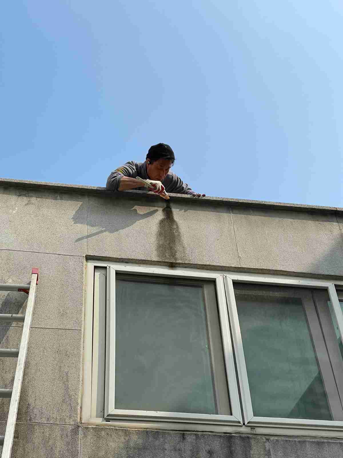 기흥구 마북동 상가 외벽 상부 실란트 작업하는 훈설비누수연구소 작업자