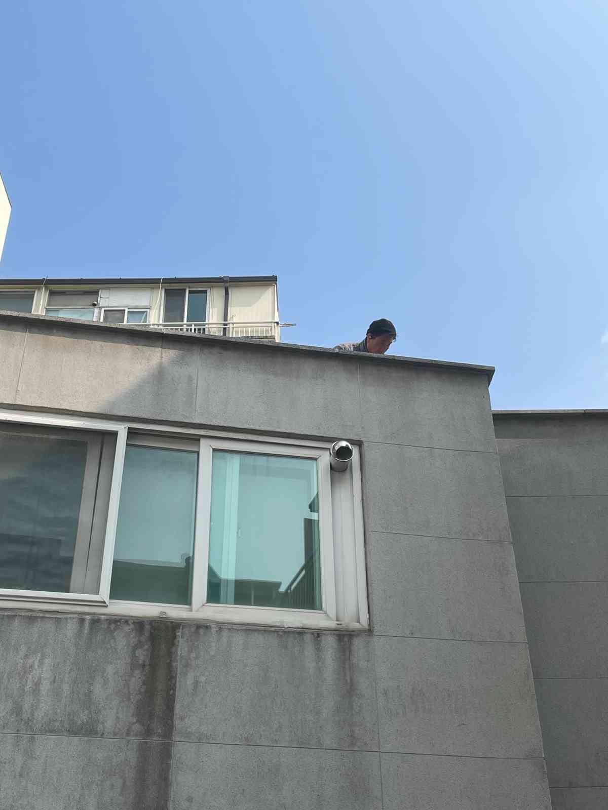 기흥구 마북동 상가 옥상에서 외벽 상부 마감 작업하는 훈설비누수연구소