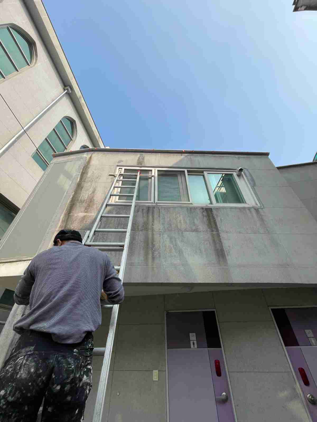 기흥구 마북동 상가 외벽 하부 방수 작업 준비하는 작업자