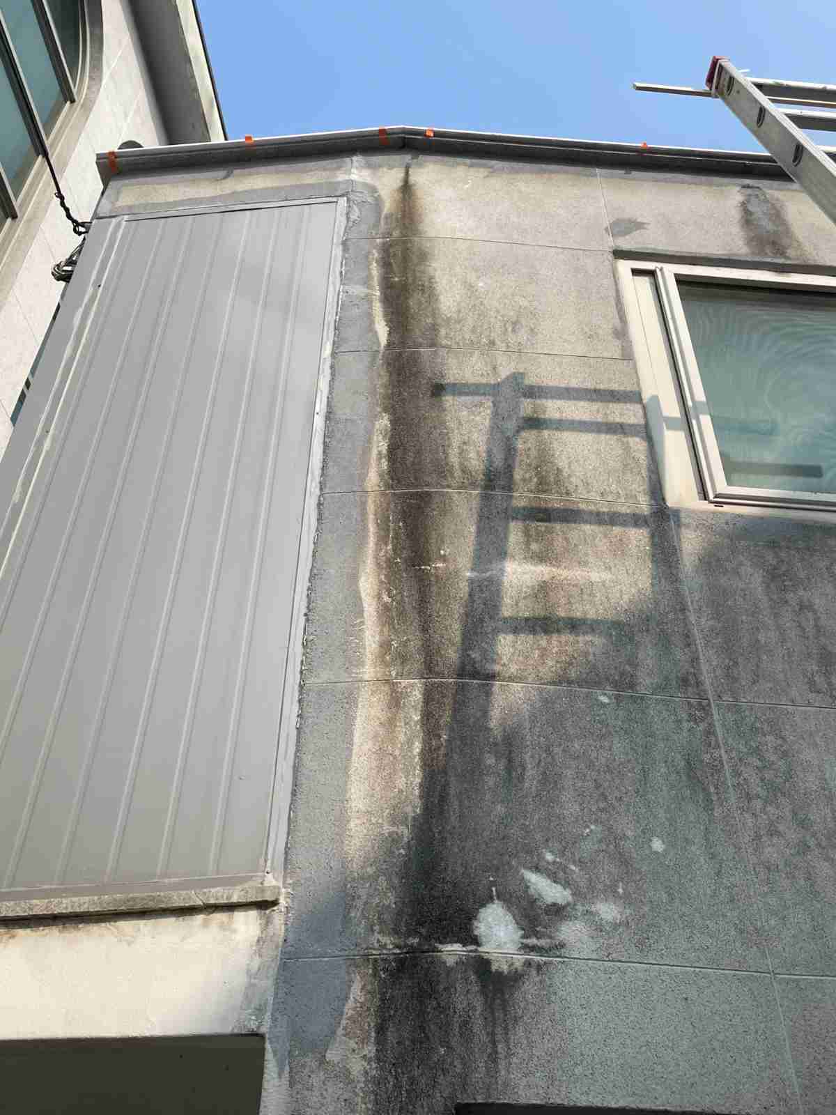 기흥구 마북동 상가 외벽 누수 흔적 - 빗물 오염 자국 클로즈업