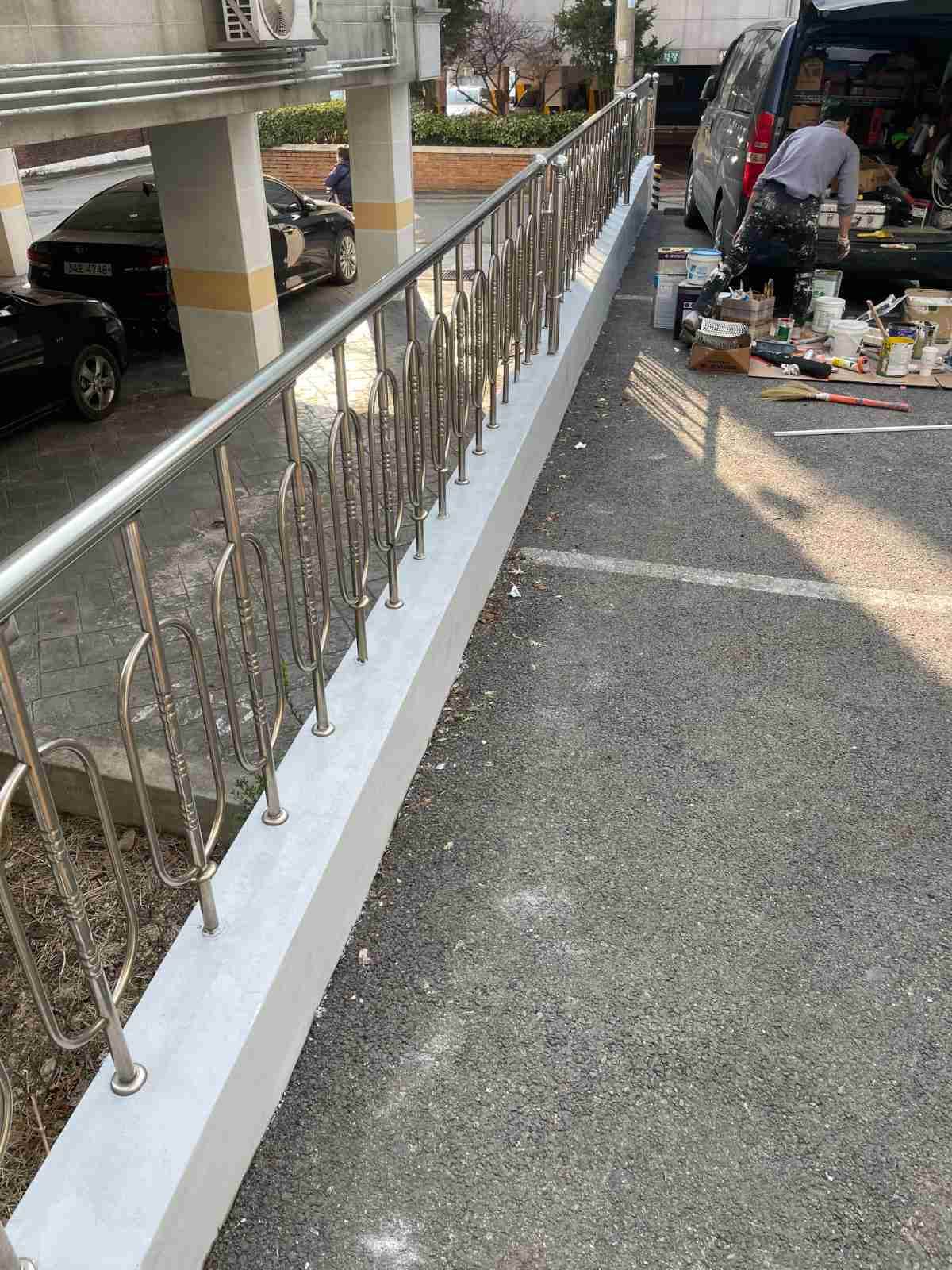 기흥구 마북동 상가 난간 기초 방수 완료 및 작업 차량