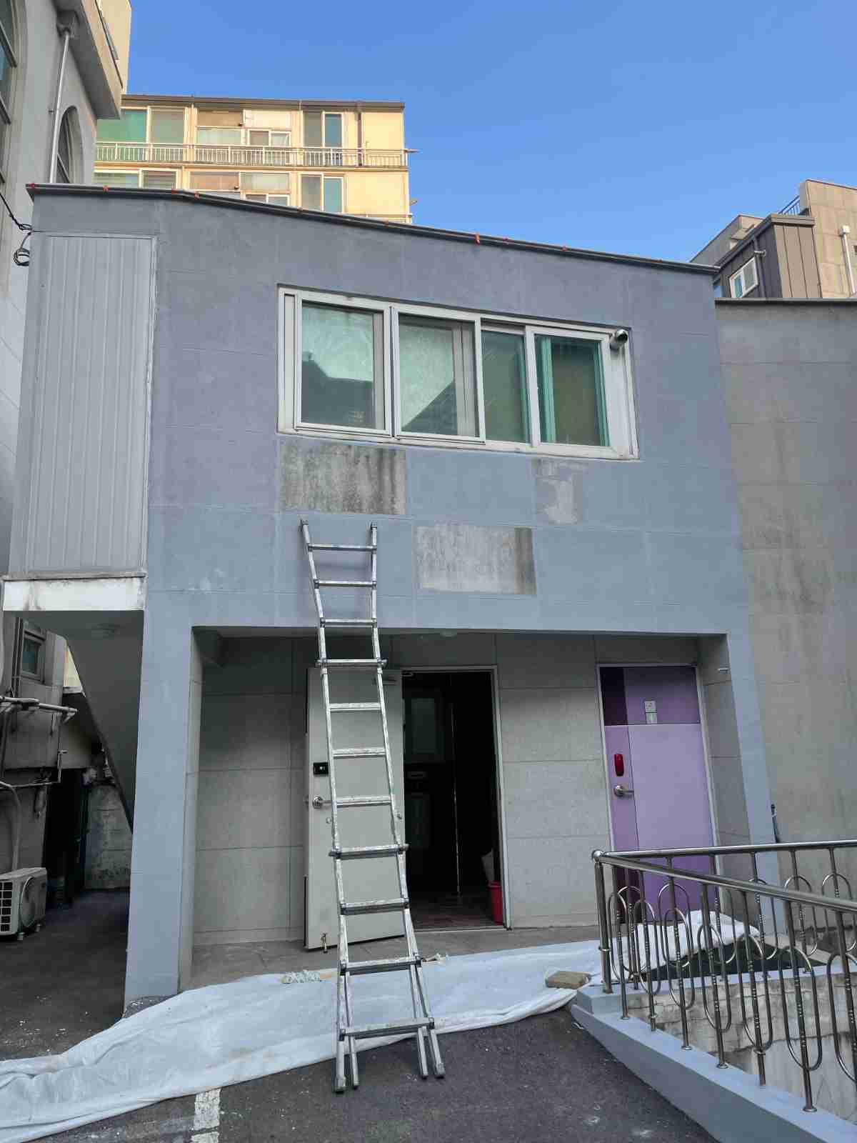 기흥구 마북동 상가 외벽 방수 도장 시공 중 - 하도 작업 진행