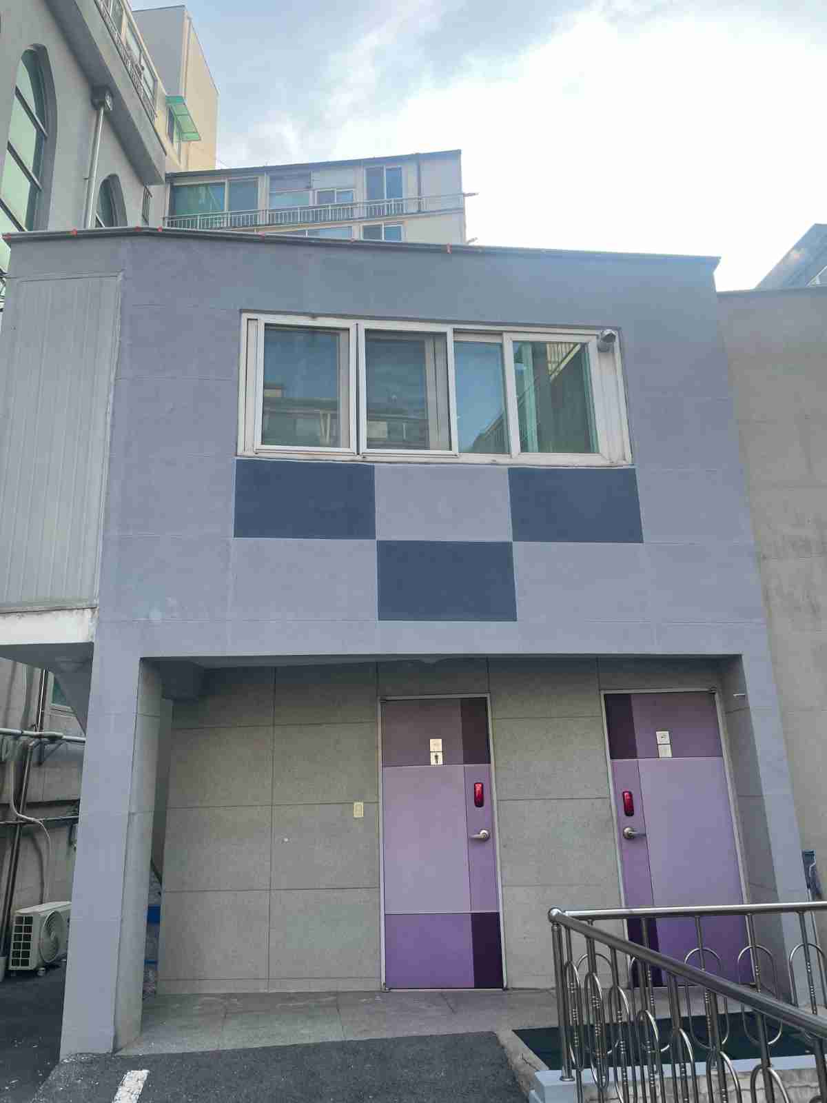 기흥구 마북동 상가 외벽 방수 도장 최종 완성 - 투톤 체크 패턴 마감