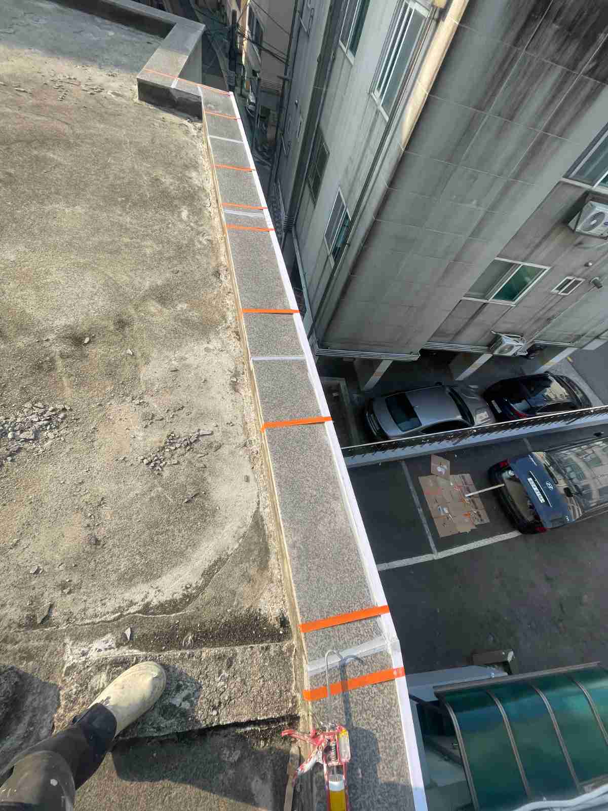 기흥구 마북동 상가 옥상 파라펫 실란트 시공 - 보호 테이프 부착 후 작업