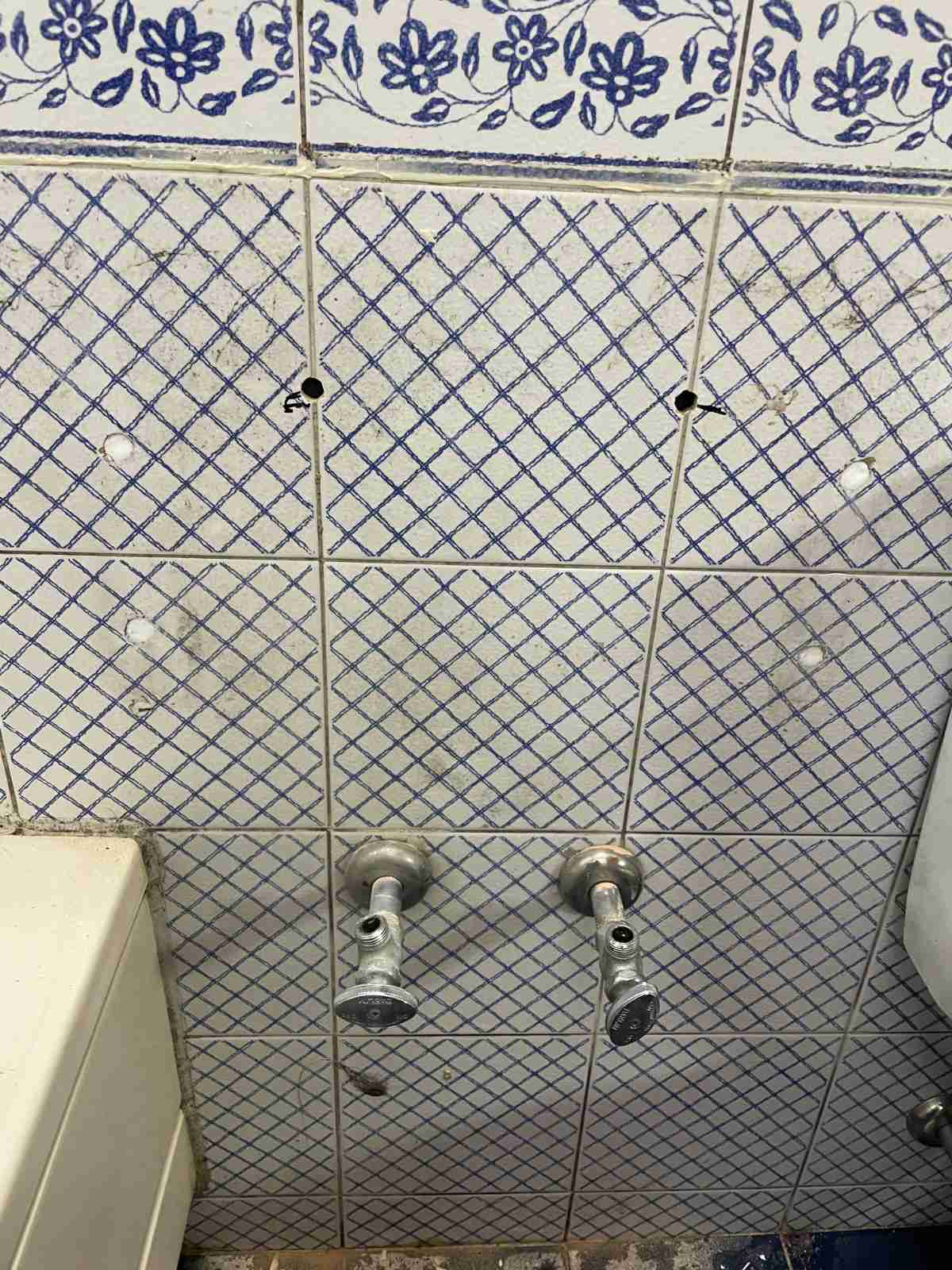 처인구 배네치아 세면대 철거 후 벽면 습기 자국 곰팡이 확인