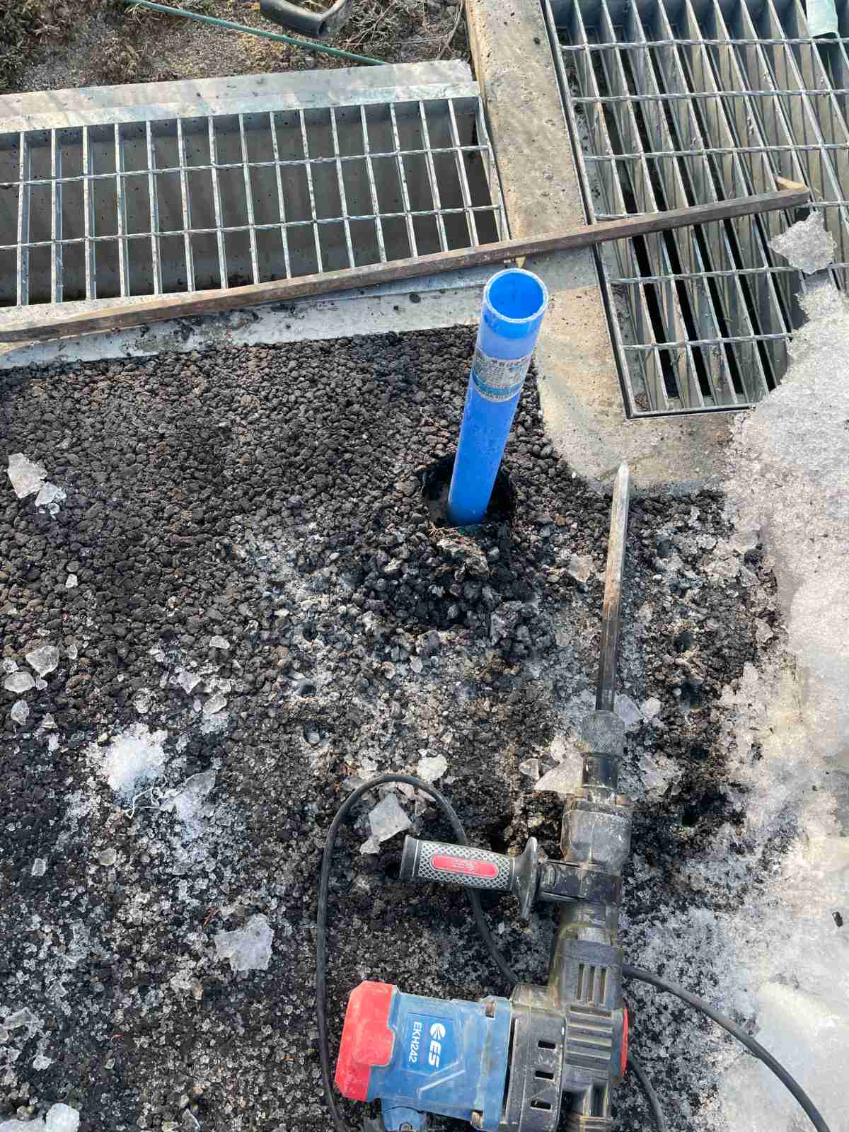 백암면 주차장 부동전 해체 후 배관 내부 녹물 스케일 확인