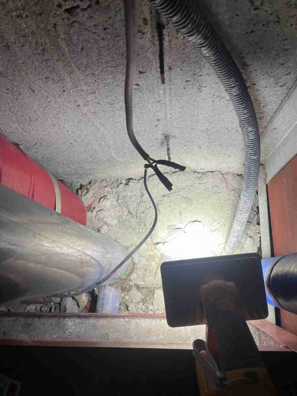 아파트 소화전 뒤 노후 공용배관 철거 - 내부 녹 스케일 확인