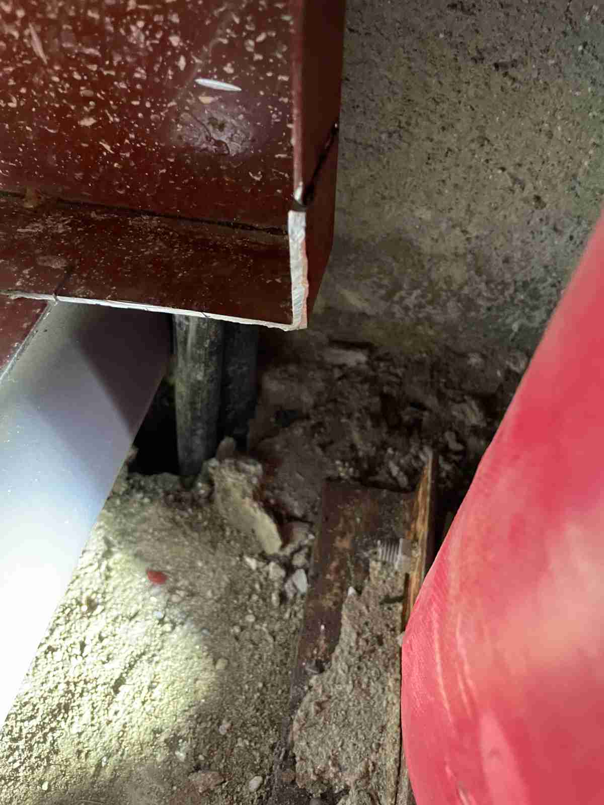 아파트 소화전 뒤 배관 교체 완료 후 수압 안정 상태 확인