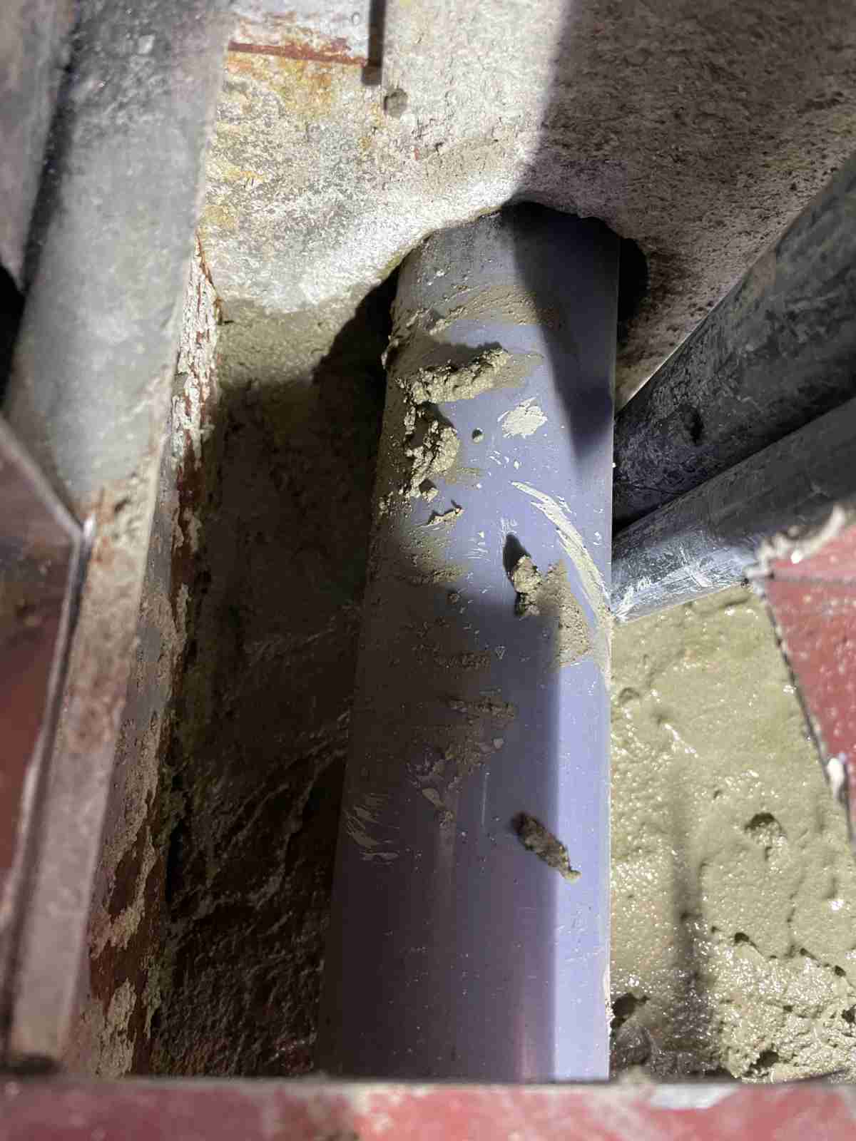 아파트 소화전 뒤 신규 배관 설치 완료 클로즈업