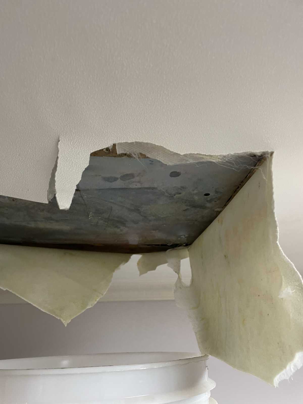 우수관 관통부 주변 콘크리트 균열 확인 및 하지면 정리 완료