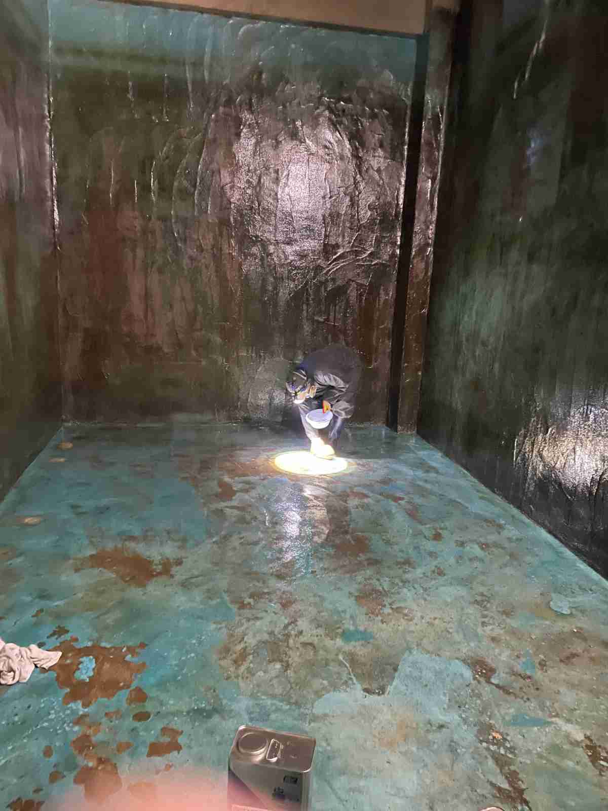 용인 아파트 물탱크 내부 균열 상태 점검 - 바닥 벽체 연결부 손상 확인