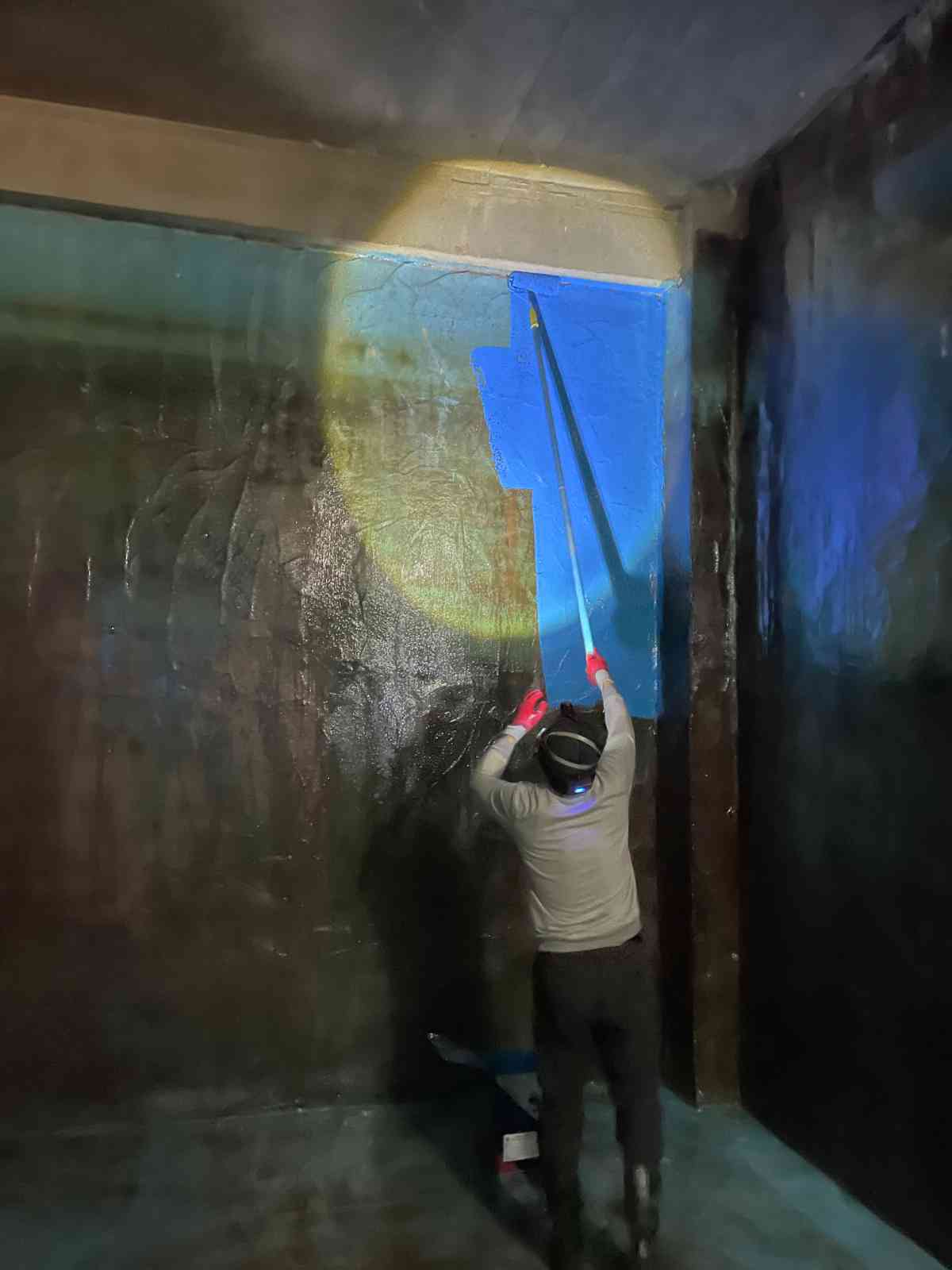 용인 아파트 물탱크 기존 방수층 박리 및 균열 상태 클로즈업