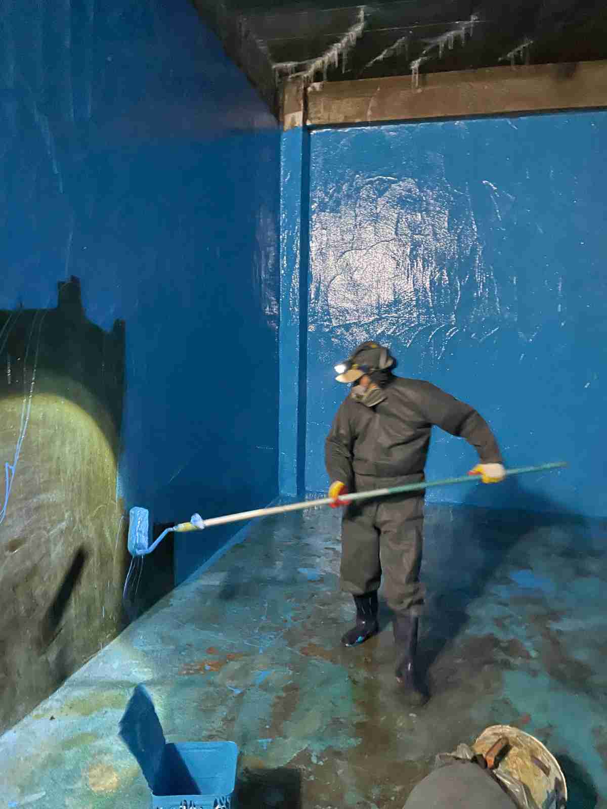 물탱크 균열 부위 V커팅 처리 - 보수재 침투를 위한 사전 작업