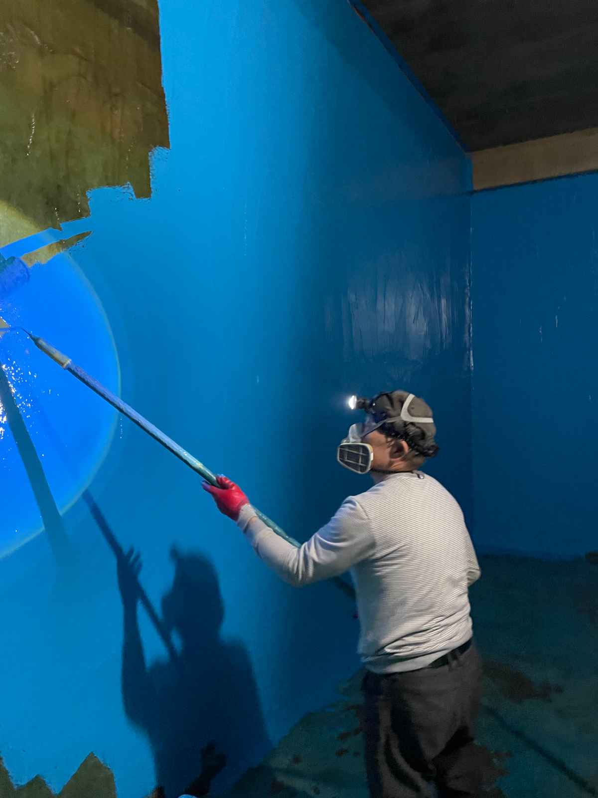 용인 아파트 물탱크 균열 에폭시 보수재 충진 작업 현장