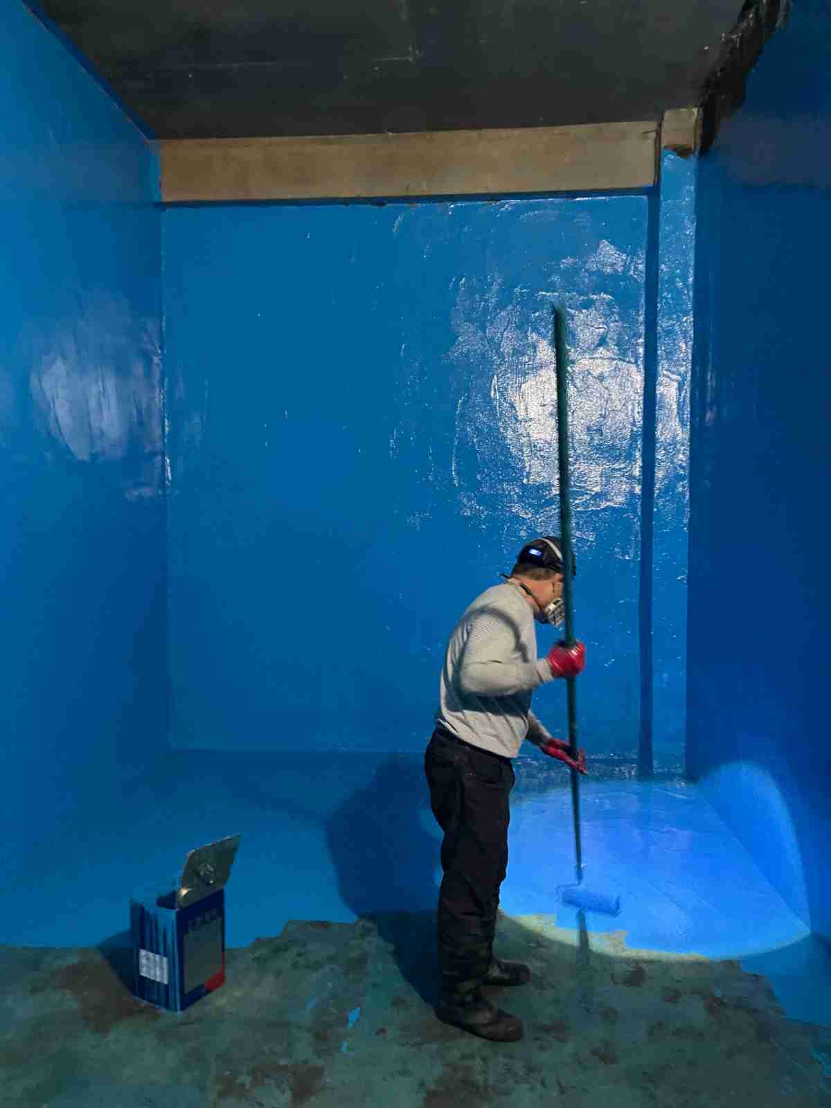 물탱크 내부 무독성 방수재 1차 코팅 롤러 시공