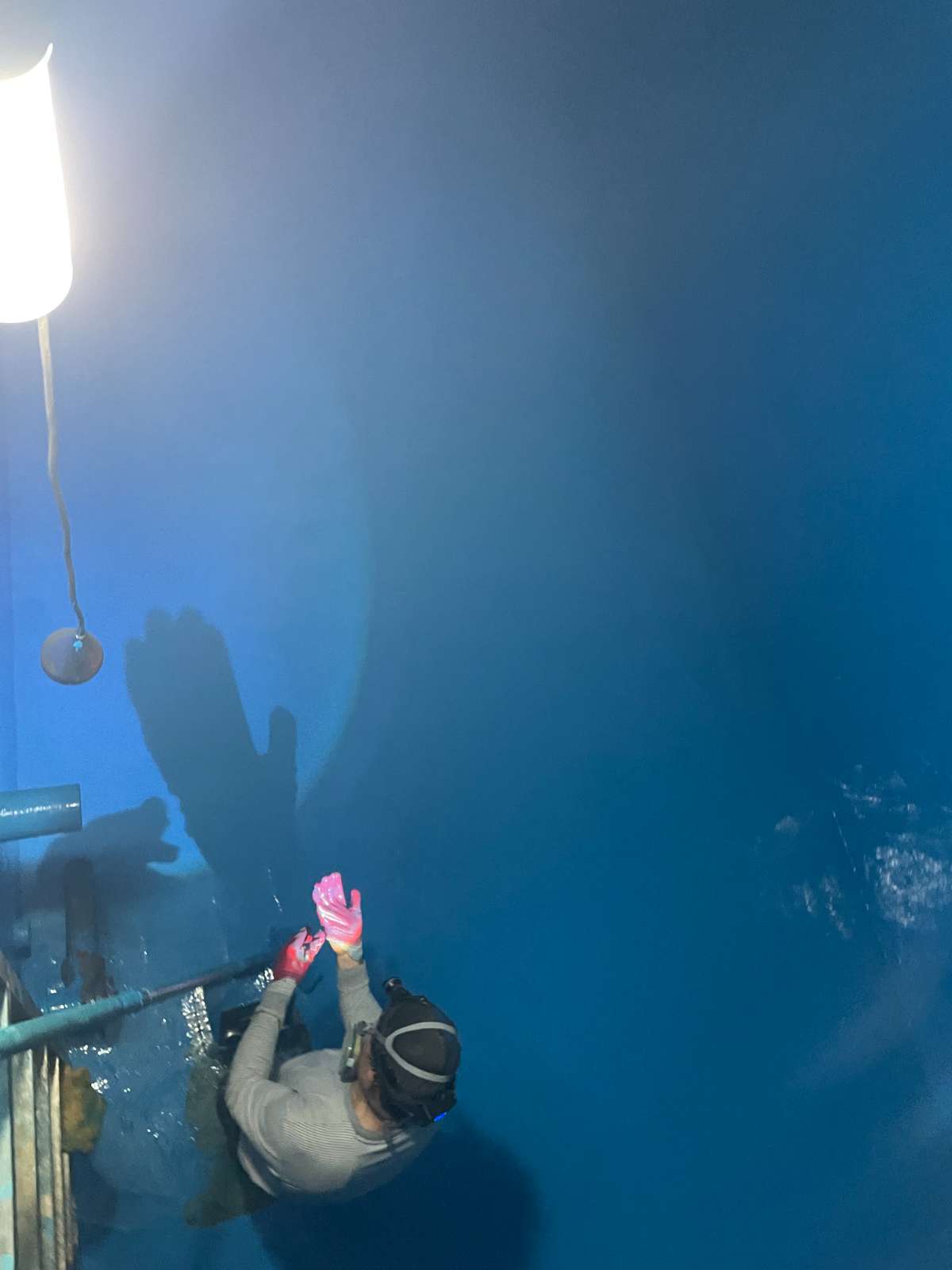 물탱크 모서리 배관 관통부 세밀 방수 덧바름 작업 현장