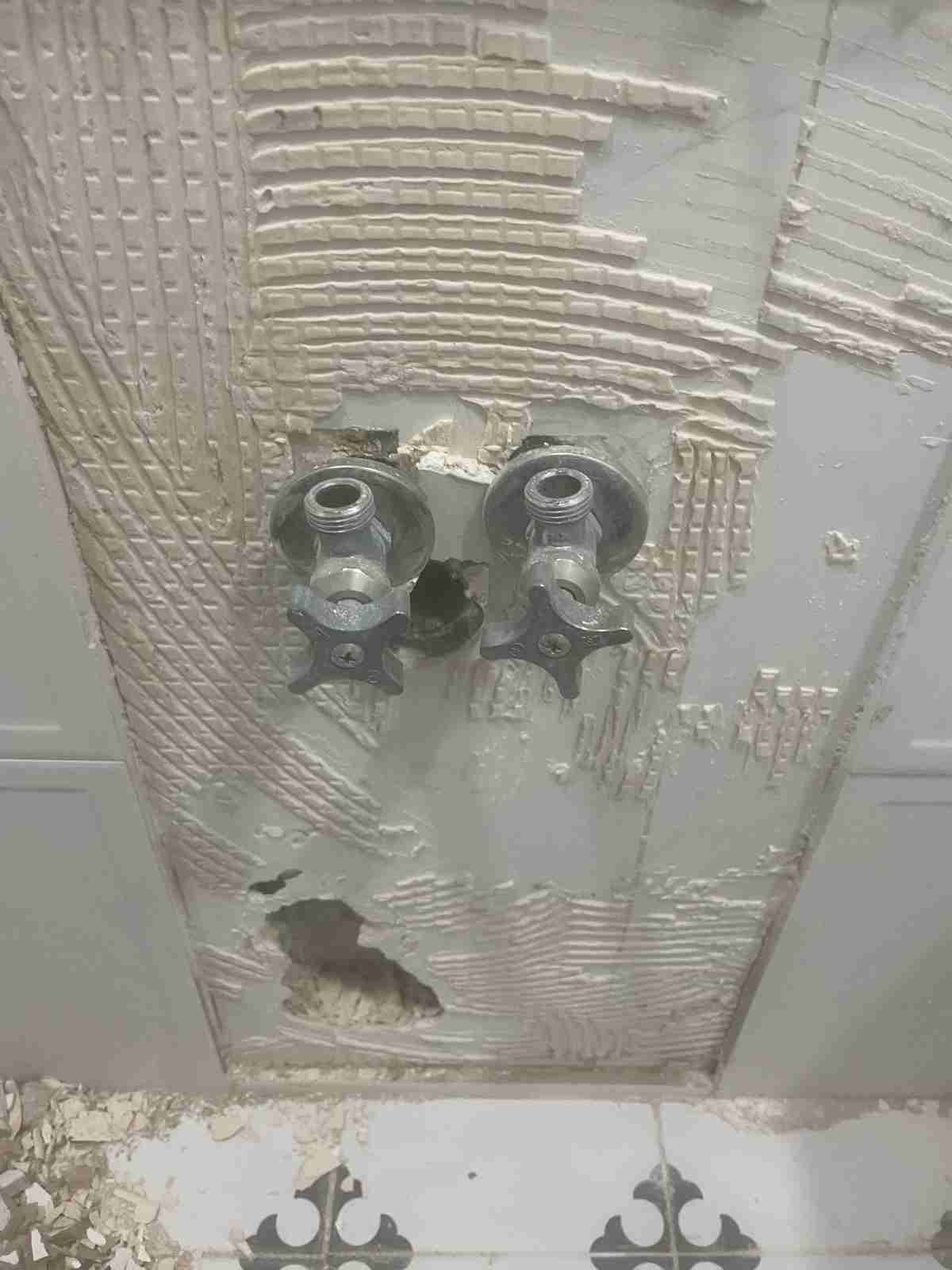 처인구 역북동 아파트 욕조 철거 진행 배관 노출