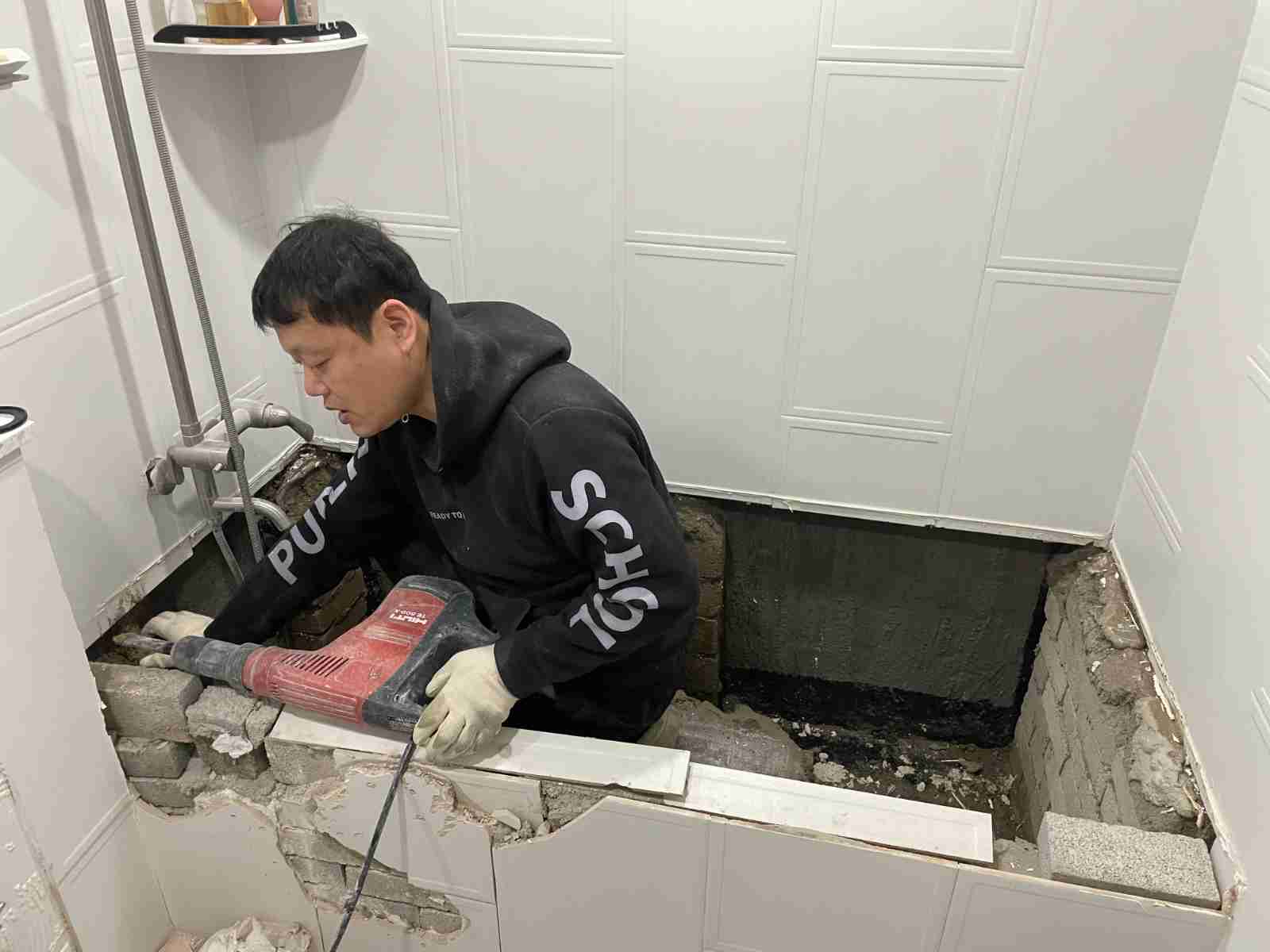 역북동 보성아파트 욕조 철거 후 바닥 배관 구조 노출 상태